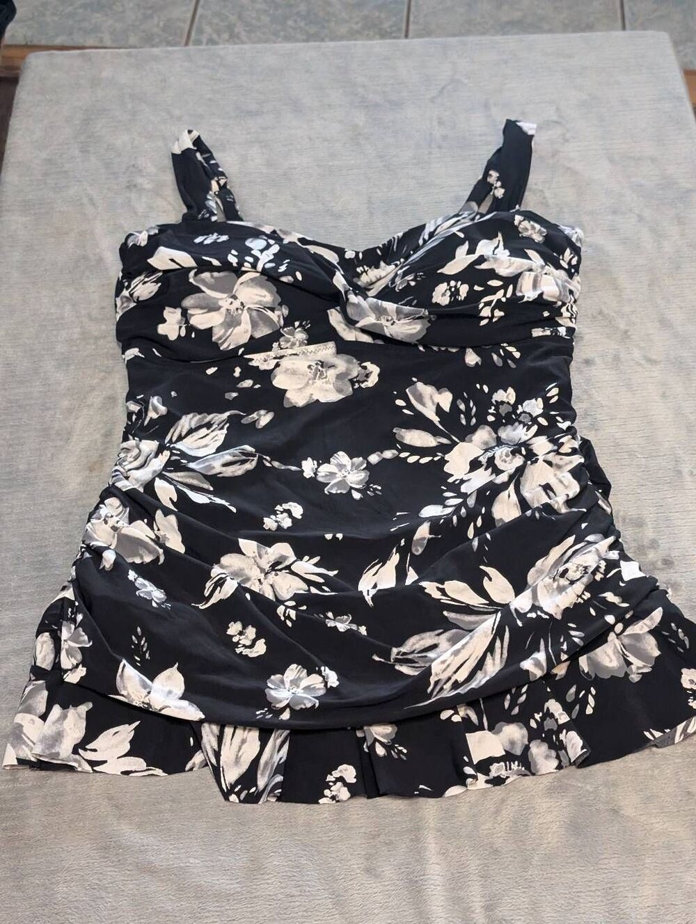Lands End Size 12 Women's Floral Ruffle Tankini Top Black and White